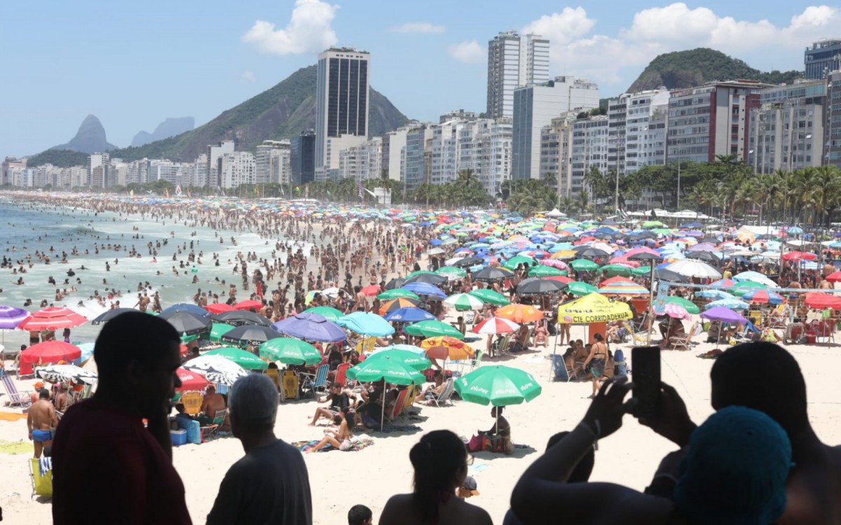 Domingo de verão na Praia do Leme, na Zona Sul