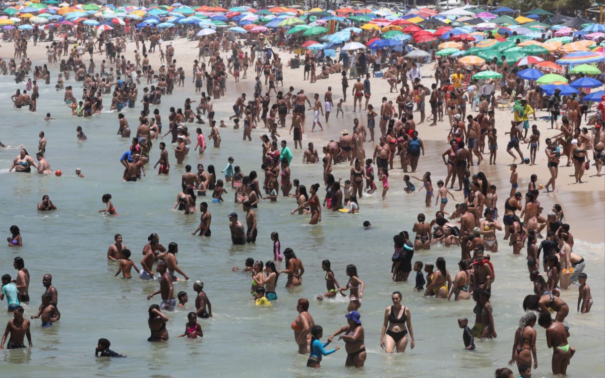 Domingo de verão na Praia do Leme, na Zona Sul