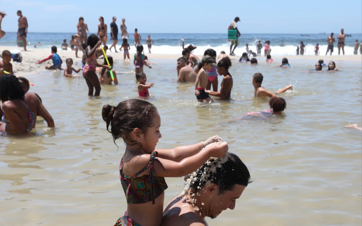 Domingo de verão na Praia do Leme, na Zona Sul
