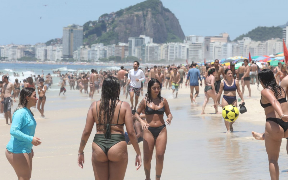Domingo de verão na Praia do Leme, na Zona Sul