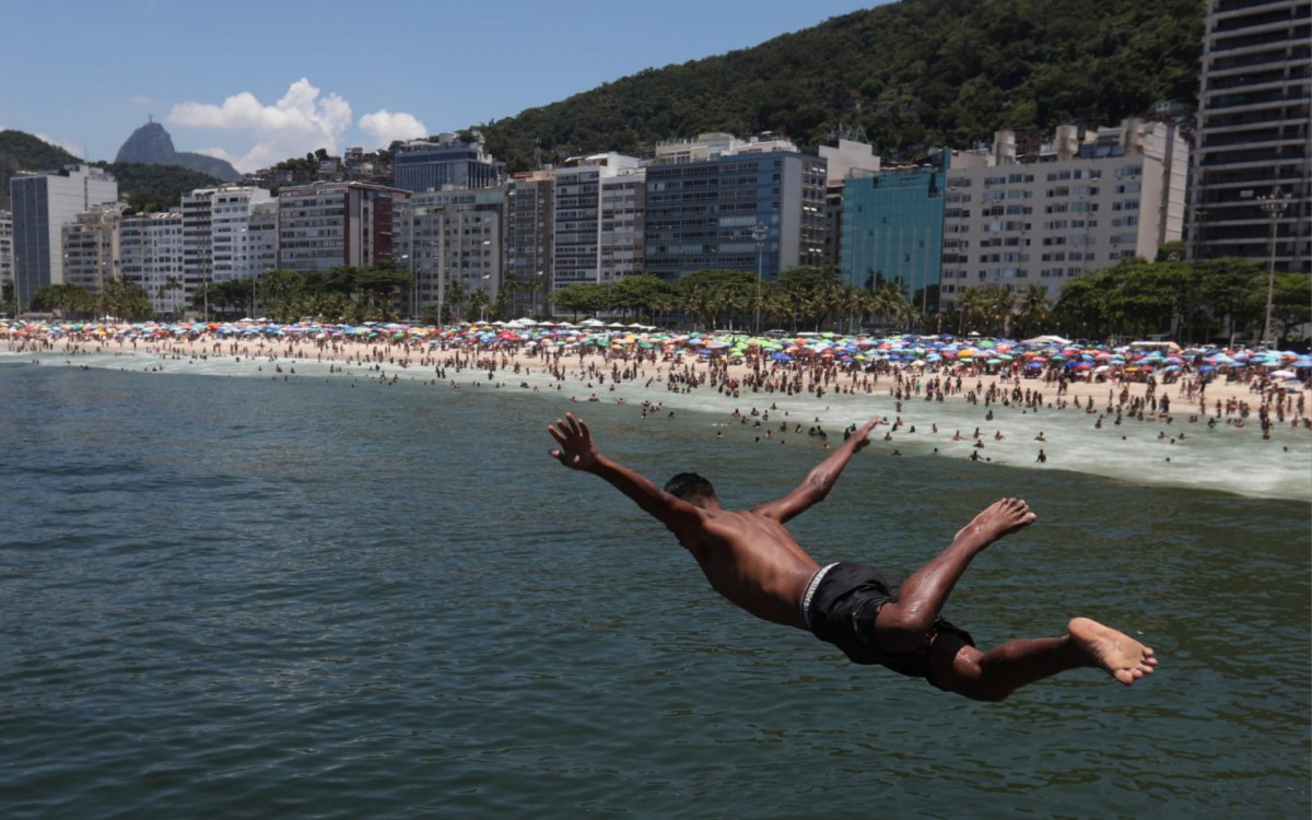Domingo de verão na Praia do Leme, na Zona Sul