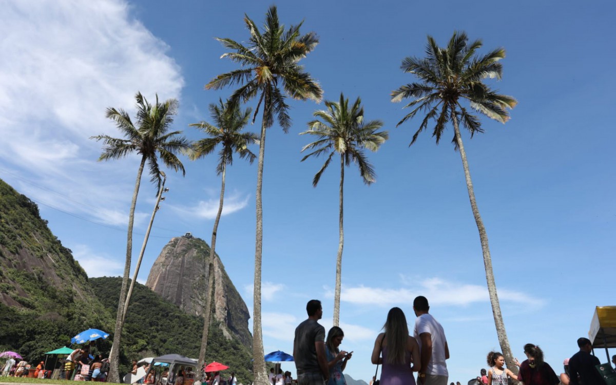 Domingo de verão na Praia Vermelha, na Urca, Zona Sul