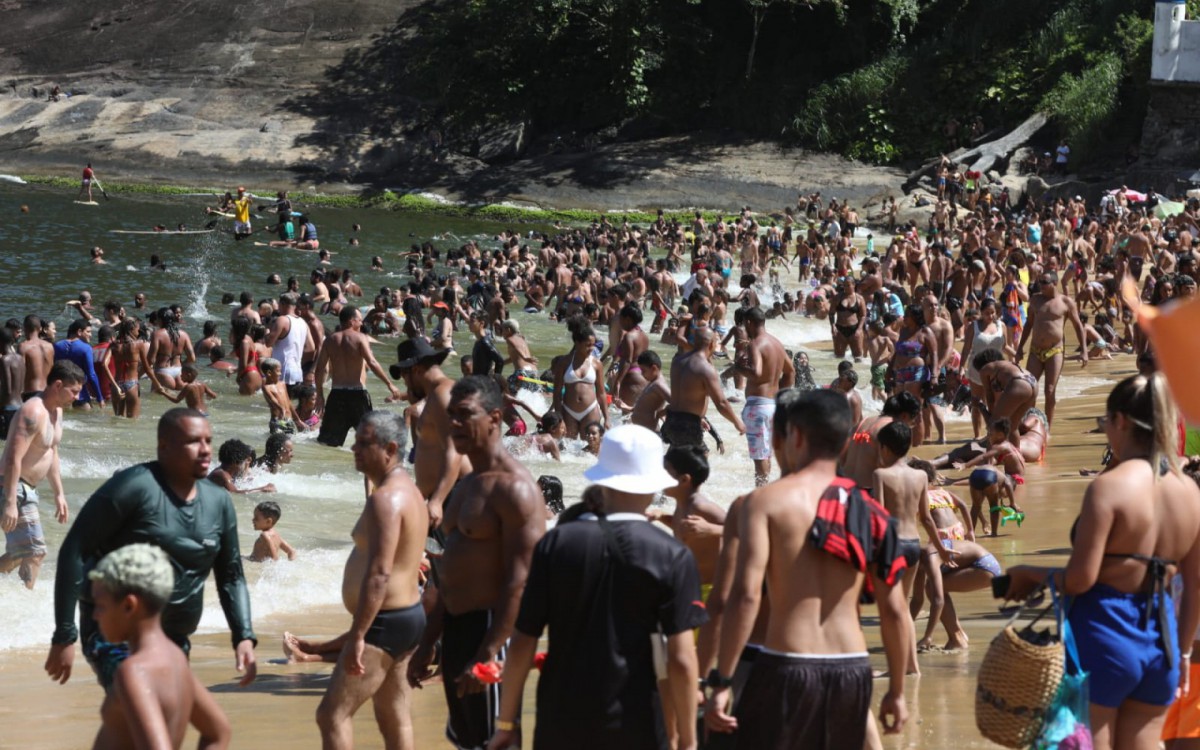 Domingo de verão na Praia Vermelha, na Urca, Zona Sul