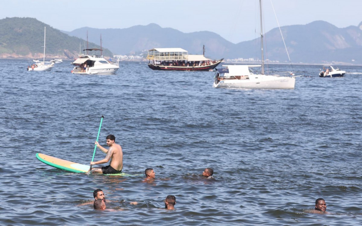 Domingo de verão na Praia Vermelha, na Urca, Zona Sul
