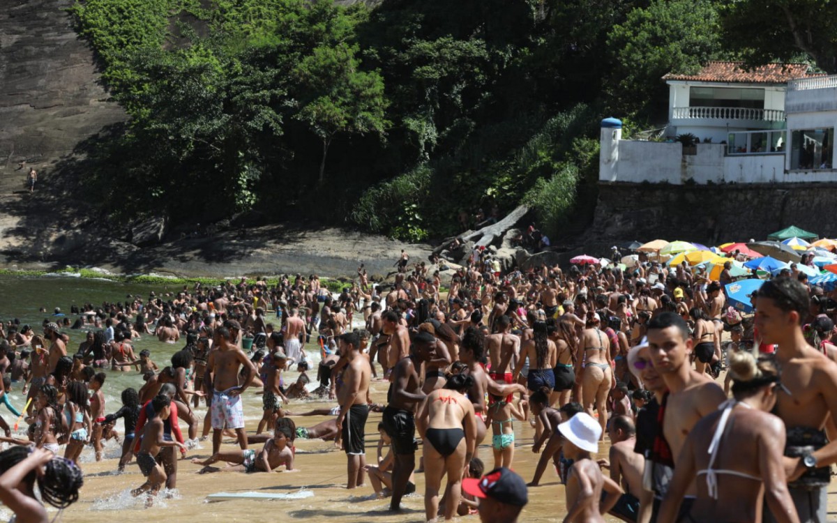 Domingo de verão na Praia Vermelha, na Urca, Zona Sul