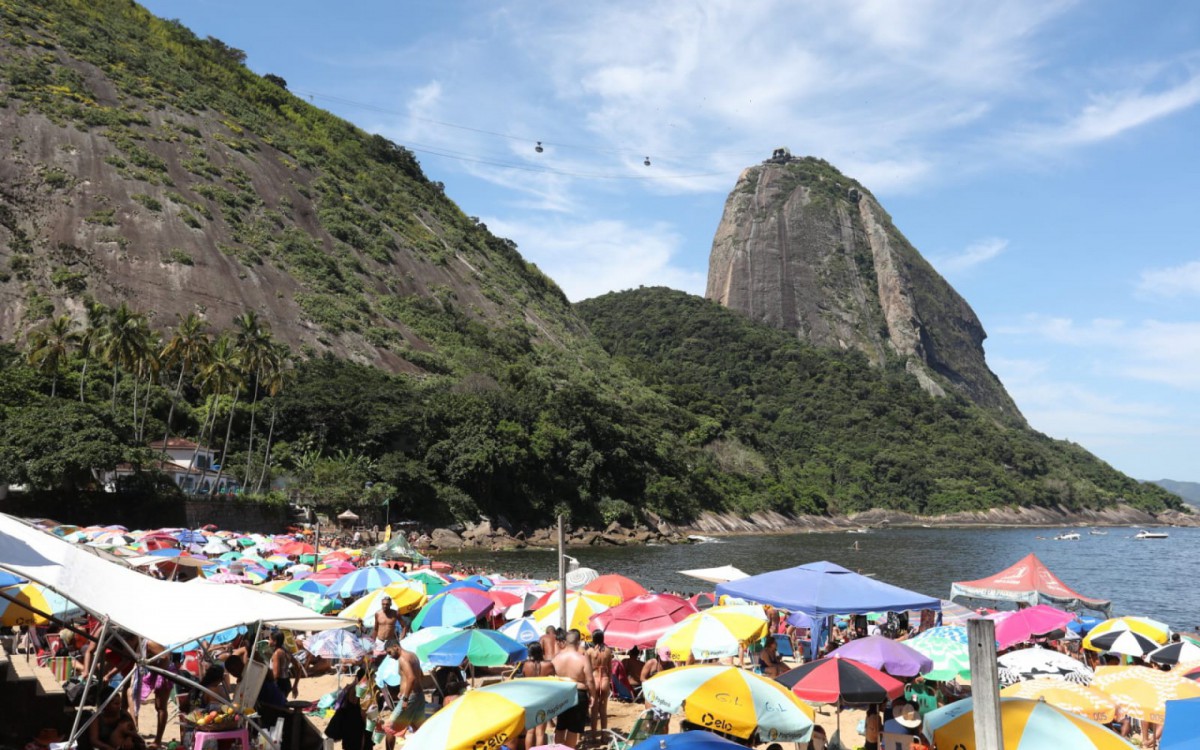 Domingo de verão na Praia Vermelha, na Urca, Zona Sul