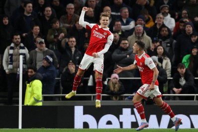 Com gol contra de Lloris, Arsenal bate o Tottenham e dispara na ponta do Inglês