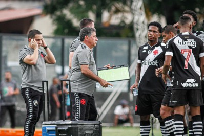 Emílio Faro minimiza escalação com equipe de jovens e diz que Vasco tentou a vitória: 'É uma equipe só'