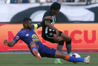 Botafogo sofre gol do meio-campo e perde para o Audax na estreia no Carioca