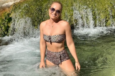 Angélica surge deslumbrante ao posar de biquíni durante viagem de férias com a família