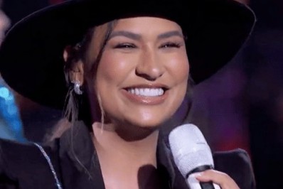 Simone Mendes estreia carreira solo no 'Domingão' e fala sobre o fim da dupla com Simaria