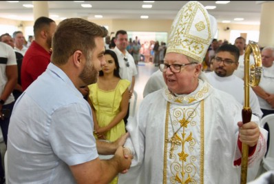 Romeiros de várias cidades caminham na tradicional festa de Santo Amaro para pagar promessas