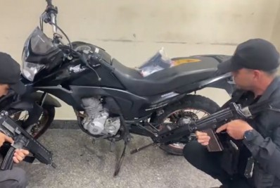 Homem é preso com moto roubada e simulacro de pistola em Olaria