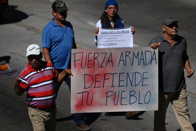 Salvadorenhos comemoram o fim da guerra civil e denunciam repressão