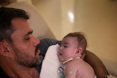Juliano Cazarré posa com a filha caçula no colo, na UTI: 'Tanto amor'
