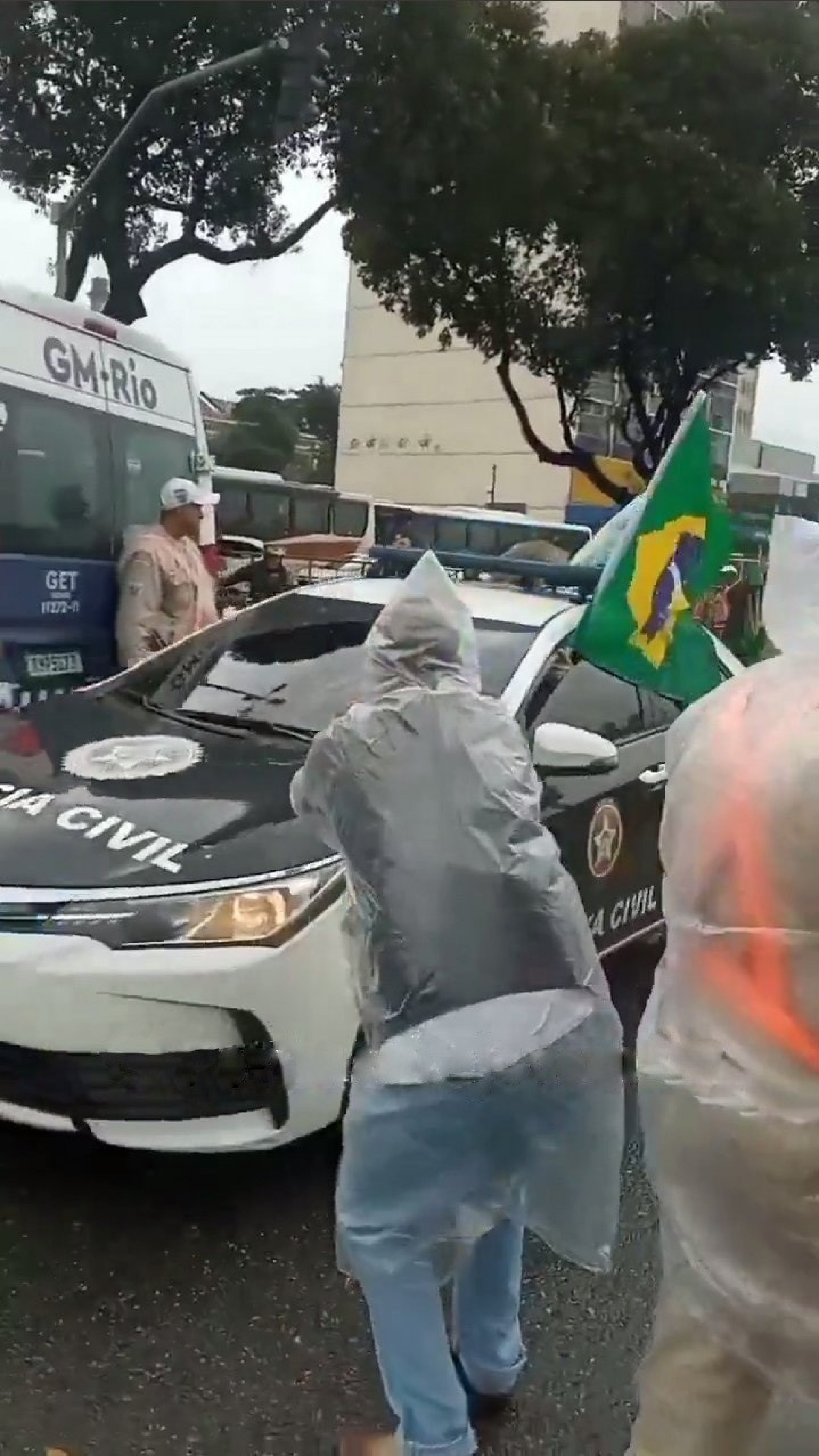 Passagem de viatura com bandeira foi comemorada por bolsonaristas durante ato antidemocr&aacute;tico no Centro