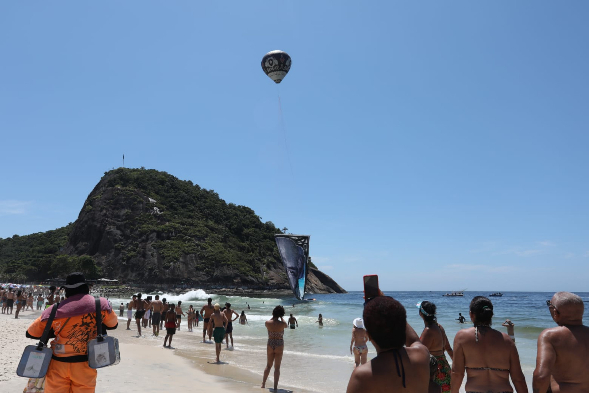 Antes da queda do balão, uma bandeira que estava pendurada caiu sobre a água - Pedro Ivo/Agência O Dia