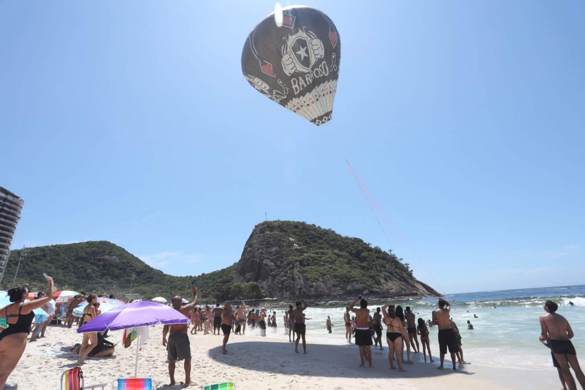 Curiosos tiraram fotos e filmaram de perto o balão antes da queda - Pedro Ivo/Agência O Dia