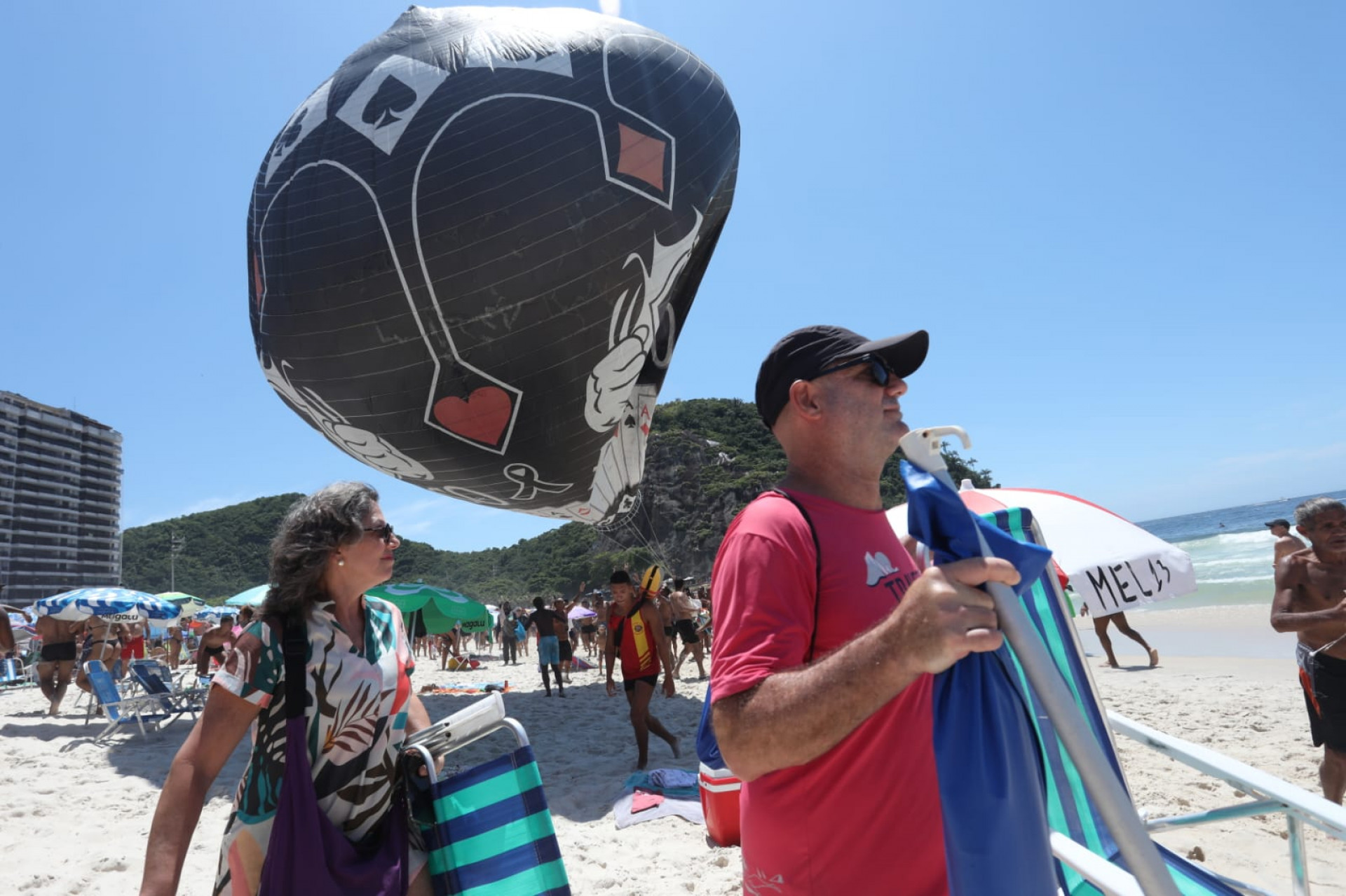 Banhistas precisam sair de seus lugares por causa do risco de acidentes - Pedro Ivo/Agência O Dia