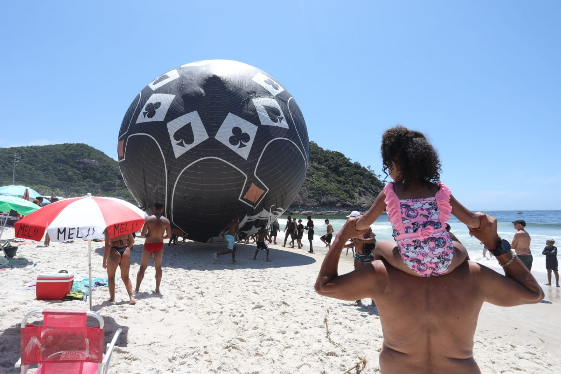 Com auxílio de salva-vidas, a bucha foi retirada e o balão voltou a subir - Pedro Ivo/Agência O Dia