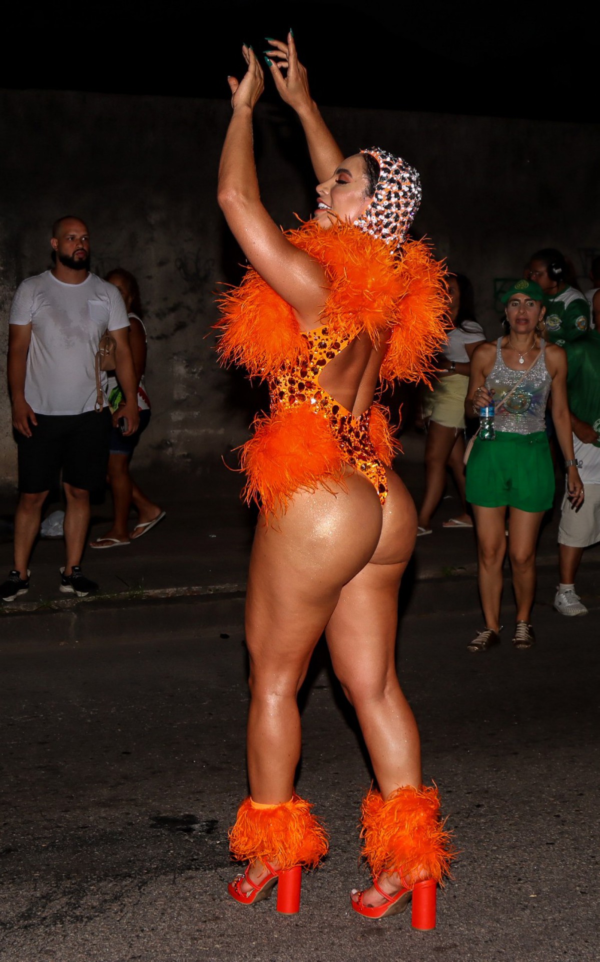 Aline Mineiro mostra samba no p&eacute; e corp&atilde;o escultural no ensaio da Mocidade Independente de Padre Miguel