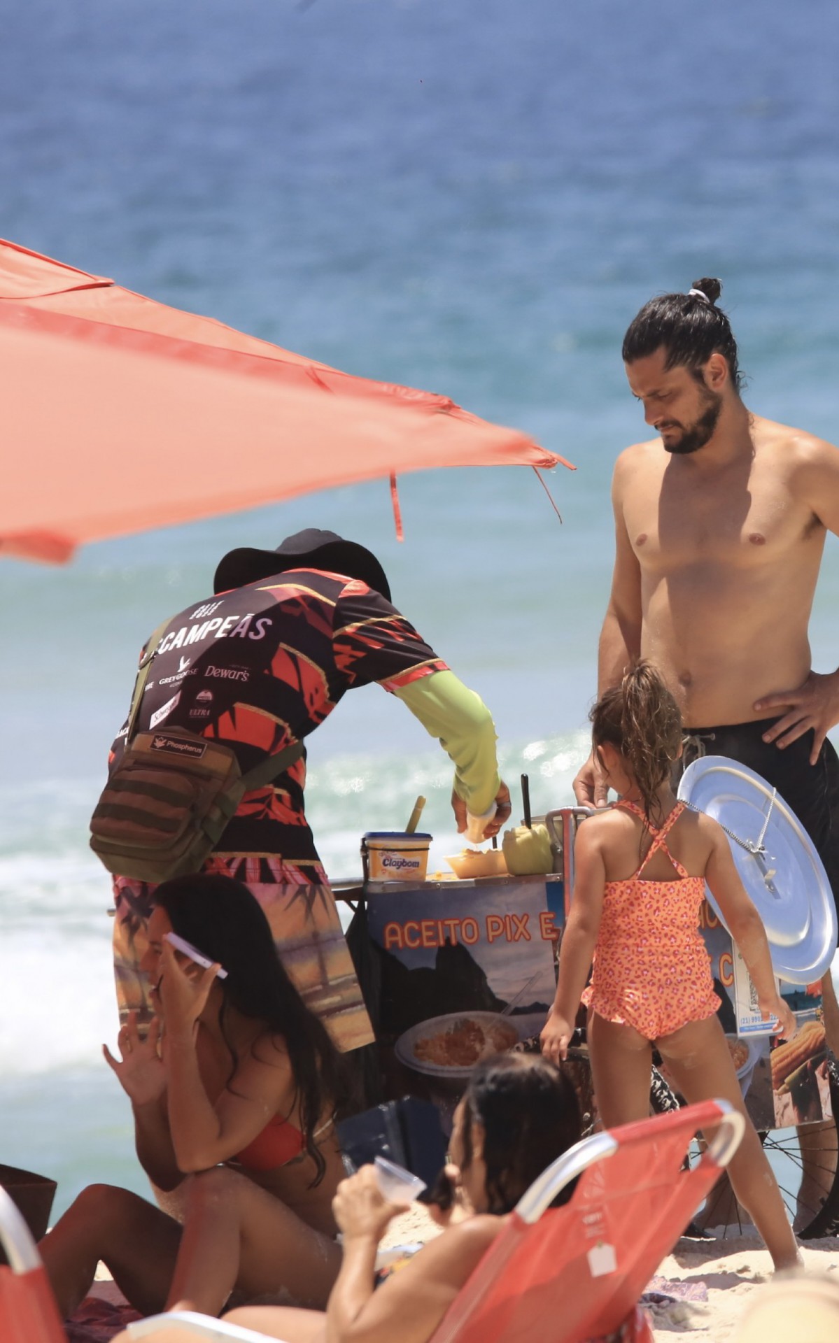 Bruno Gissoni e a filha na praia da Barra da Tijuca