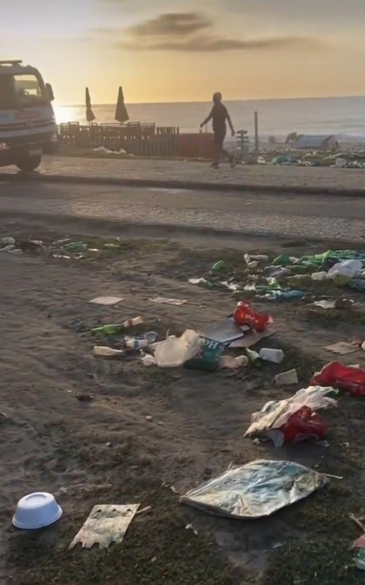 Praia do Recreio dos Bandeirantes amanheceu lotada de lixo após evento promovido pelo grupo de pagode Clareou no domingo - Reprodução/Redes Sociais