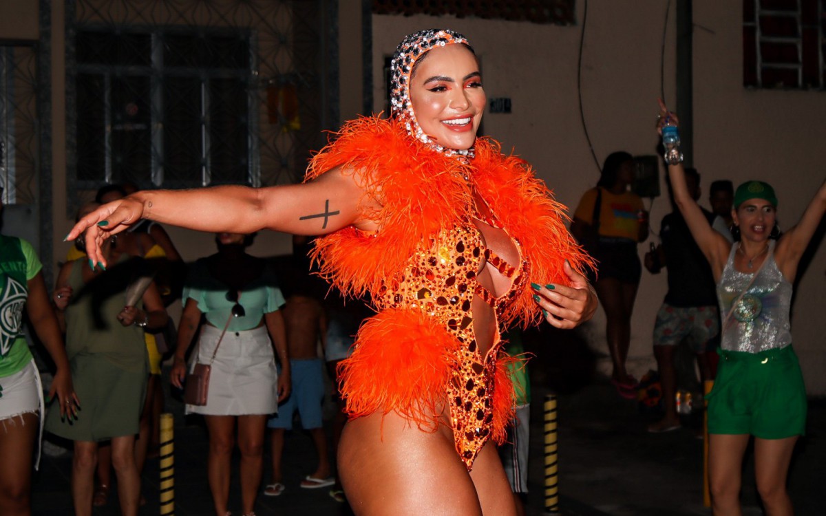 Aline Mineiro mostra samba no p&eacute; e corp&atilde;o escultural no ensaio da Mocidade Independente de Padre Miguel