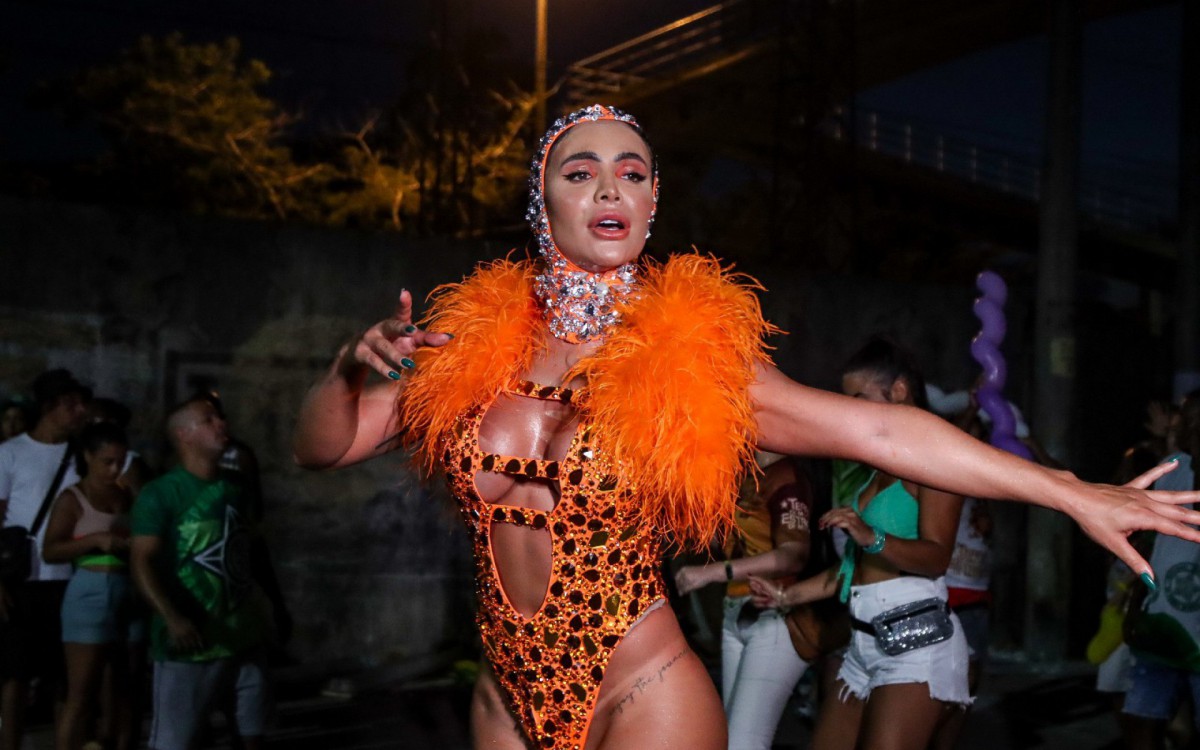 Aline Mineiro mostra samba no p&eacute; e corp&atilde;o escultural no ensaio da Mocidade Independente de Padre Miguel