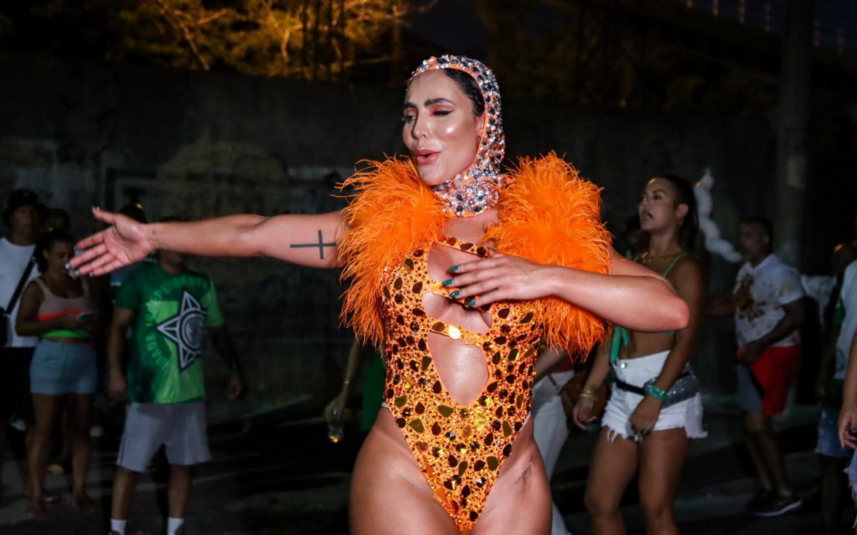 Aline Mineiro mostra samba no p&eacute; e corp&atilde;o escultural no ensaio da Mocidade Independente de Padre Miguel