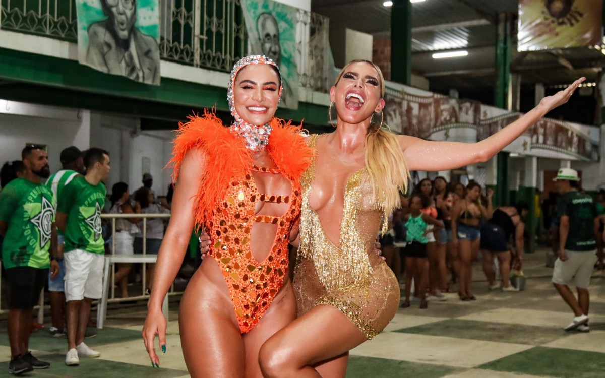 Erika Schneider e Aline Mineiro na quadra da Mocidade Independente de Padre Miguel