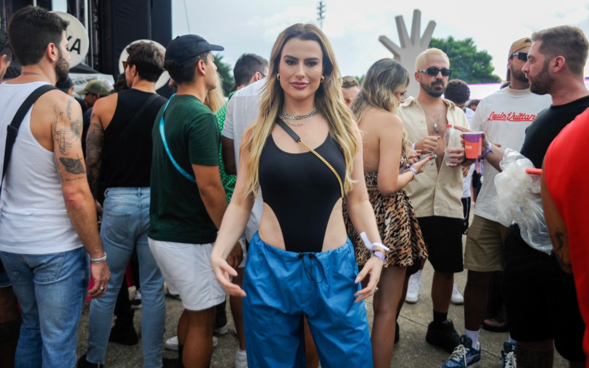 Ex-BBB Fernanda Keulla nos 'Ensaios da Anitta'