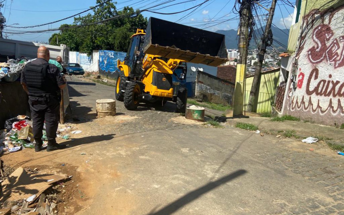 Durante a operação nas comunidades Pindura Saia e Caixa D'água, policiais removeram barricadas - Divulgação