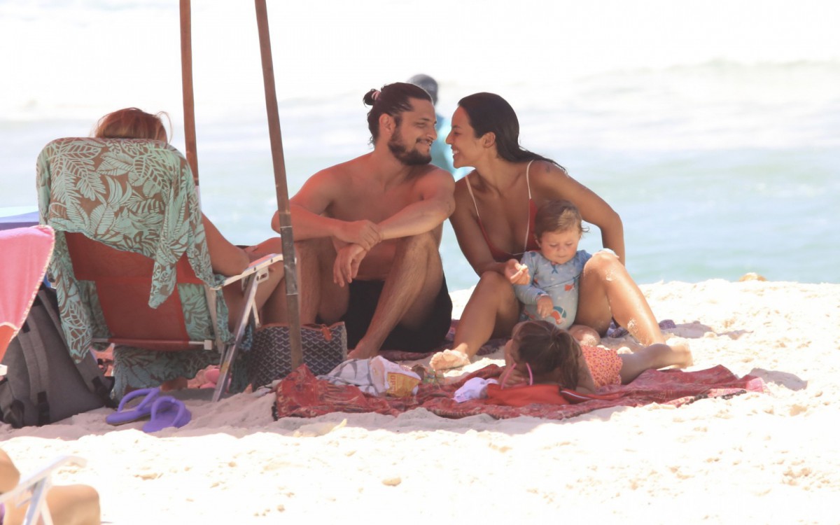  Yanna Lavigne e Bruno Gissoni estiveram nas areias da Barra da Tijuca com as filhas - AgNews
