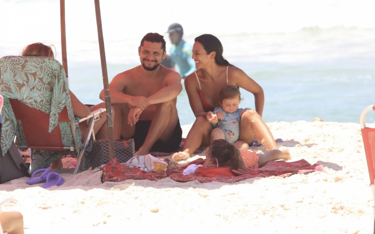  Yanna Lavigne e Bruno Gissoni estiveram nas areias da Barra da Tijuca com as filhas