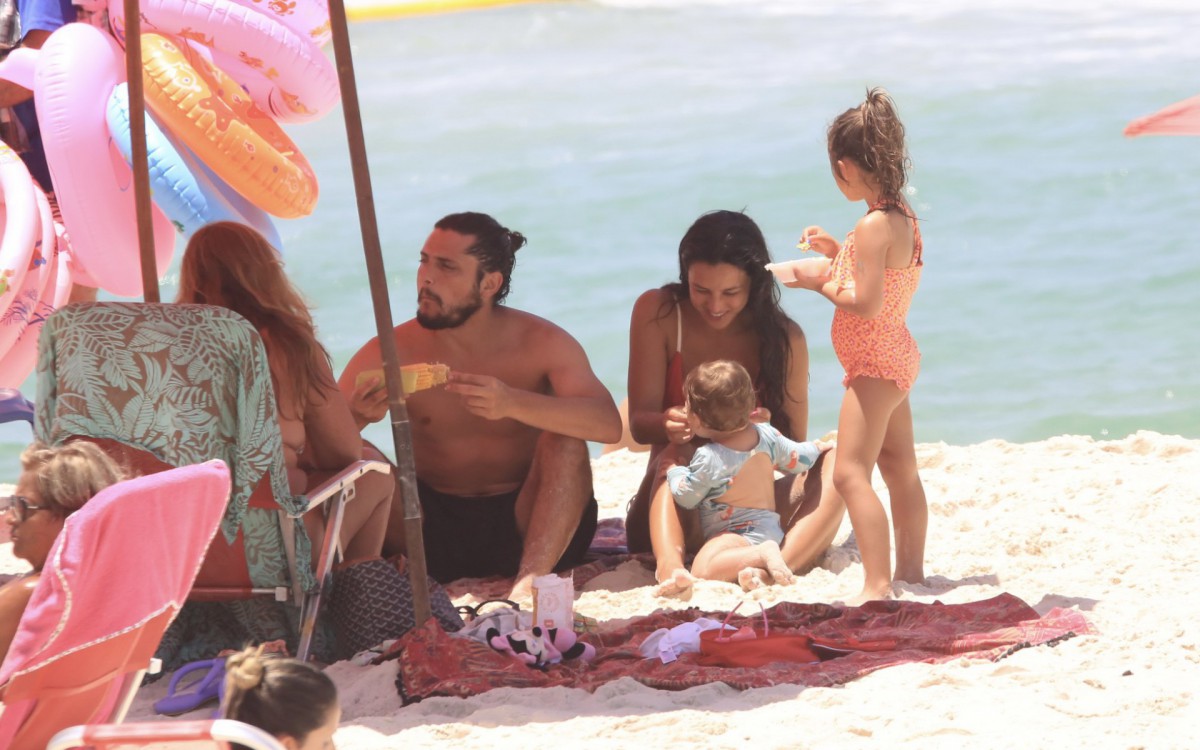  Yanna Lavigne e Bruno Gissoni estiveram nas areias da Barra da Tijuca com as filhas