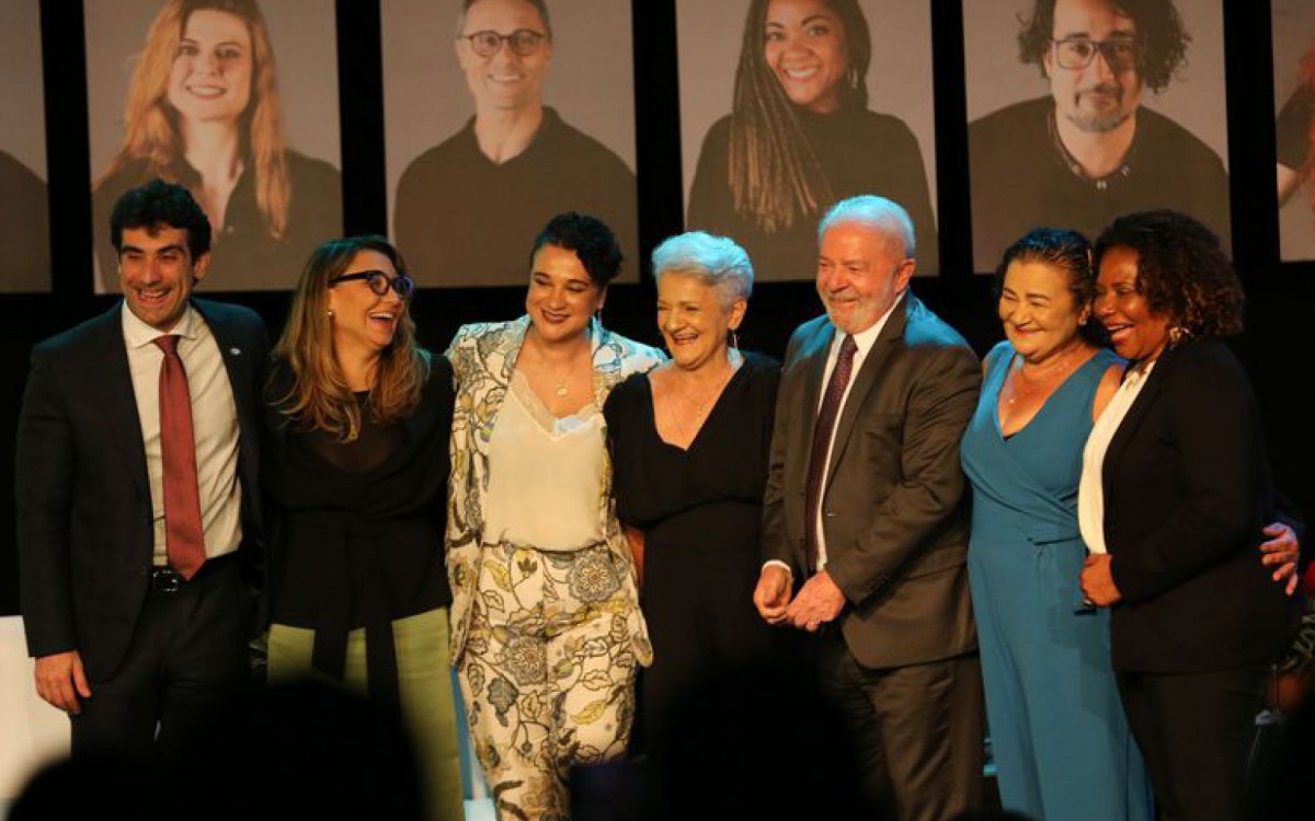 O presidente Luiz In&aacute;cio Lula da Silva, acompanhado da primeira dama Janja Lula da Silva, do secret&aacute;rio executivo do minist&eacute;rio da Fazenda, Gabriel Gal&iacute;polo e da ministra da Cultura, Margareth Mezes,  durante posse da nova presidente do Banco do Brasil, Tarciana Medeiros