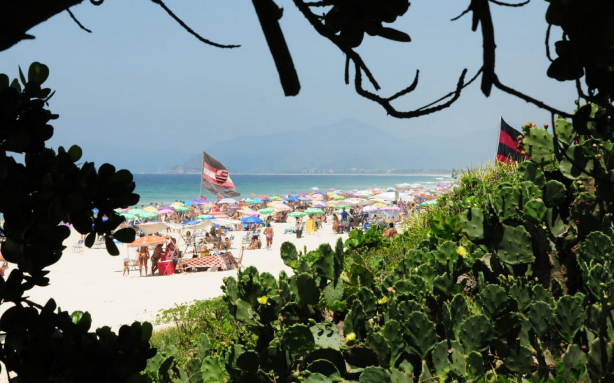 Cariocas aproveitaram o calor desta segunda-feira para ir à praia - Estefan Radovicz / Agência O Dia