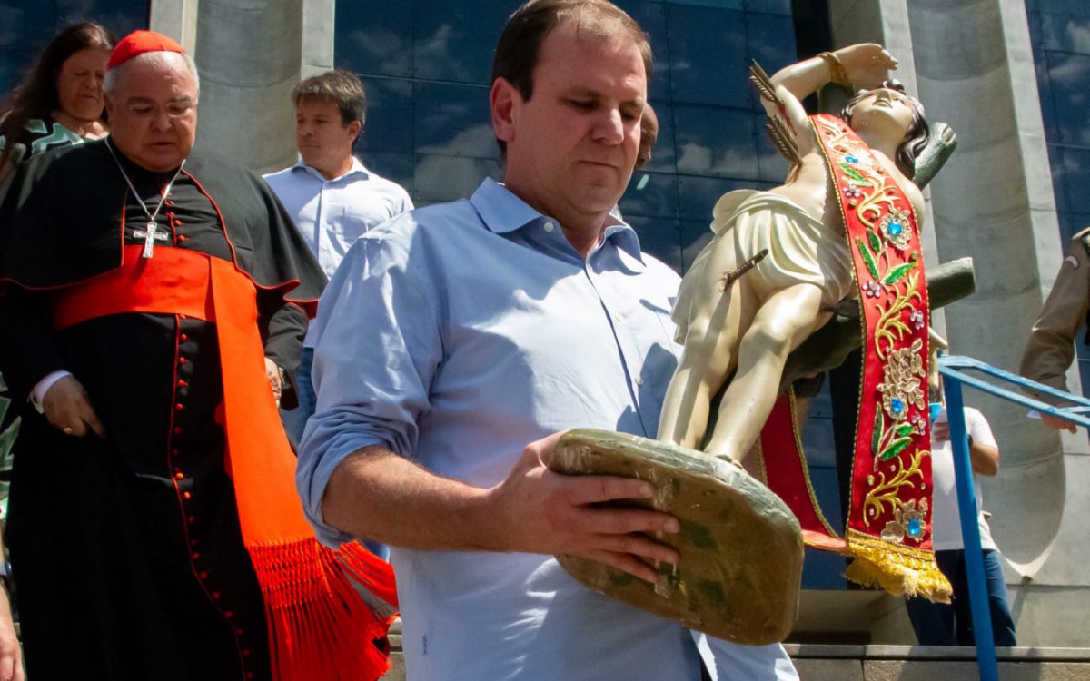 Prefeito Eduardo Paes carrega a imagem de São Sebastião na visita pegrenina ao Centro Administrativo São Sebastião (Cass) - Érica Martin / Agência O Dia