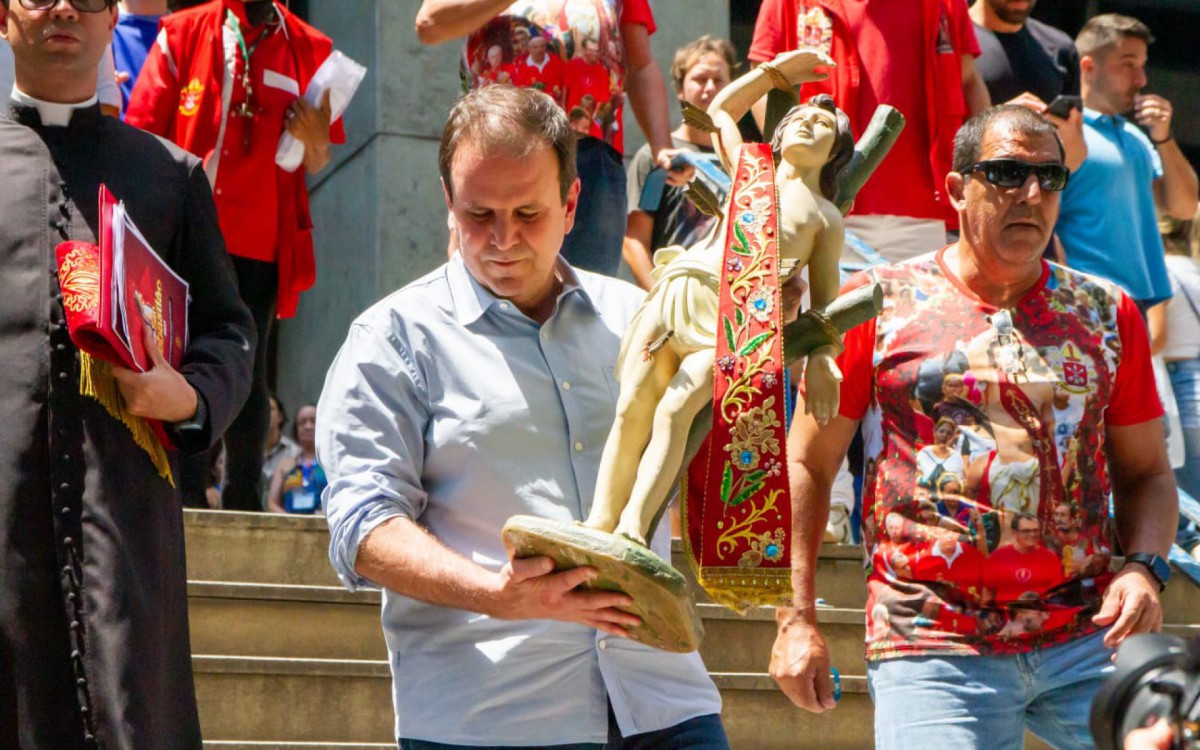 Prefeito Eduardo Paes carrega a imagem de São Sebastião na visita pegrenina ao Centro Administrativo São Sebastião (Cass) - Érica Martin / Agência O Dia