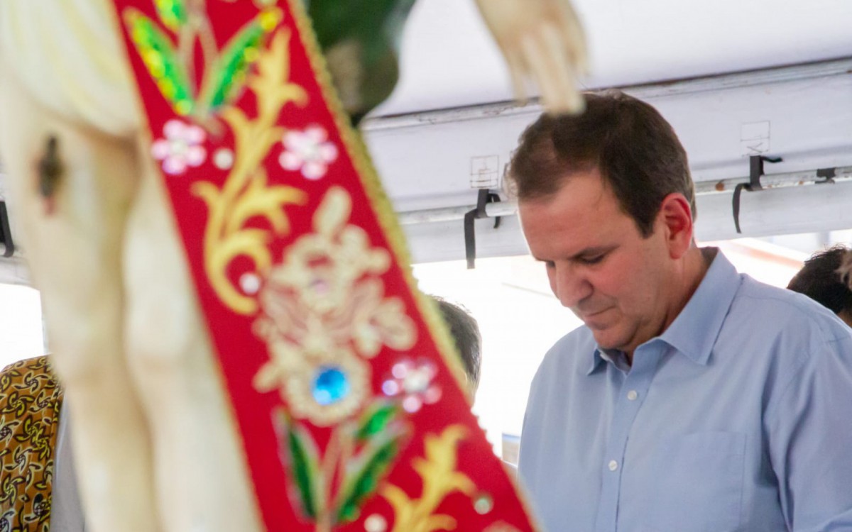 Prefeito Eduardo Paes com a imagem de São Sebastião na visita pegrenina ao Centro Administrativo São Sebastião (Cass) - Érica Martin / Agência O Dia