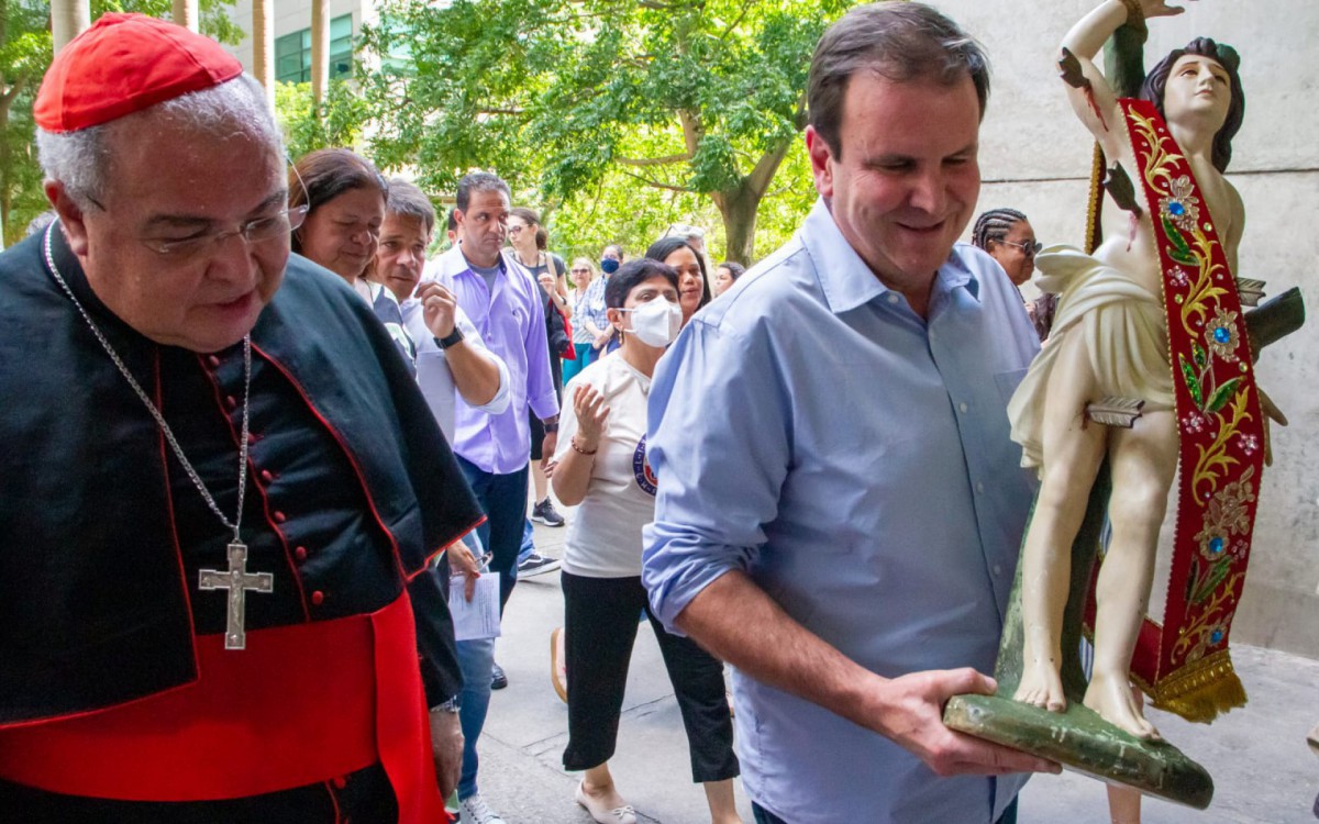 Prefeito Eduardo Paes carrega a imagem de São Sebastião na visita pegrenina ao Centro Administrativo São Sebastião (Cass) - Érica Martin / Agência O Dia