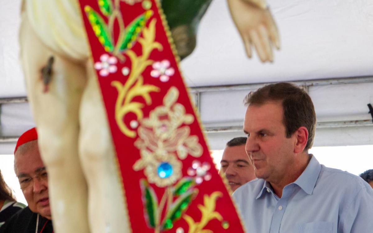 Prefeito Eduardo Paes com a imagem de São Sebastião na visita pegrenina ao Centro Administrativo São Sebastião (Cass) - Érica Martin / Agência O Dia