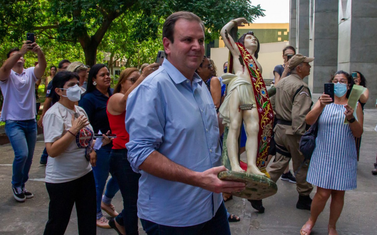 Prefeito Eduardo Paes carrega a imagem de São Sebastião na visita pegrenina ao Centro Administrativo São Sebastião (Cass) - Érica Martin / Agência O Dia