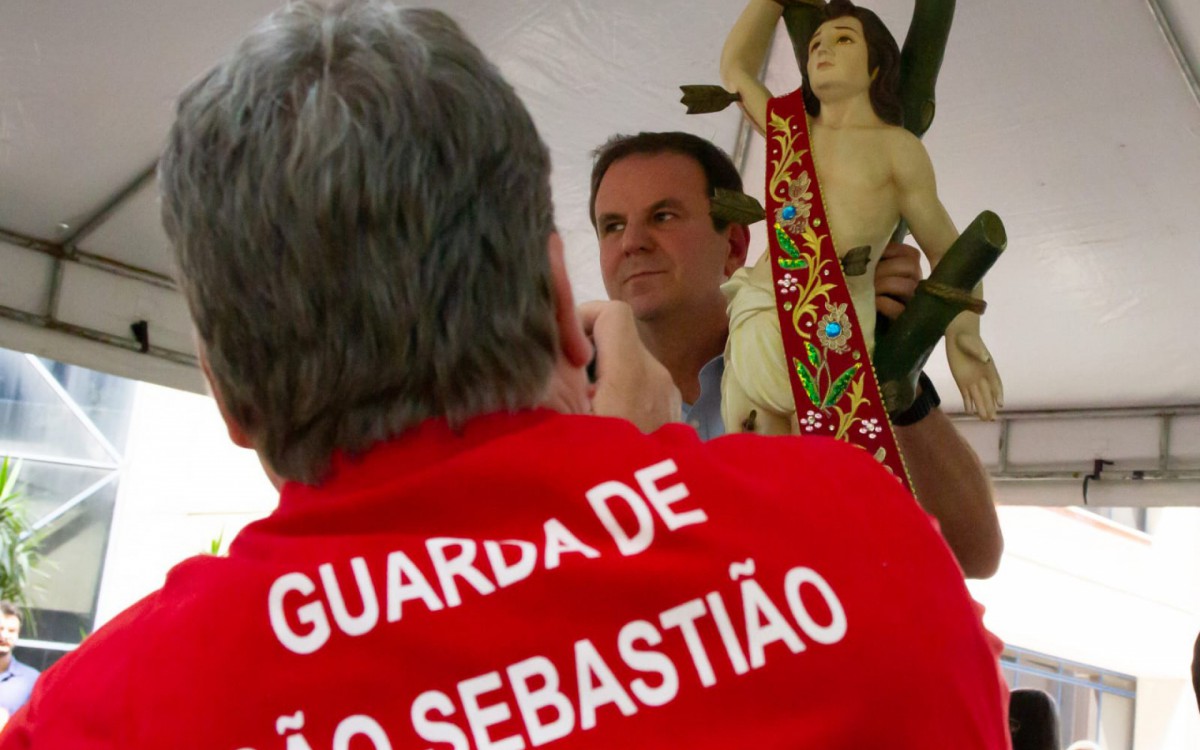 Prefeito Eduardo Paes com a imagem de São Sebastião na visita pegrenina ao Centro Administrativo São Sebastião (Cass) - Érica Martin / Agência O Dia