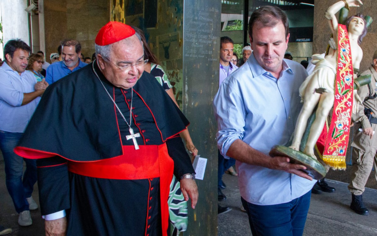 Prefeito Eduardo Paes carrega a imagem de São Sebastião na visita pegrenina ao Centro Administrativo São Sebastião (Cass) - Érica Martin / Agência O Dia