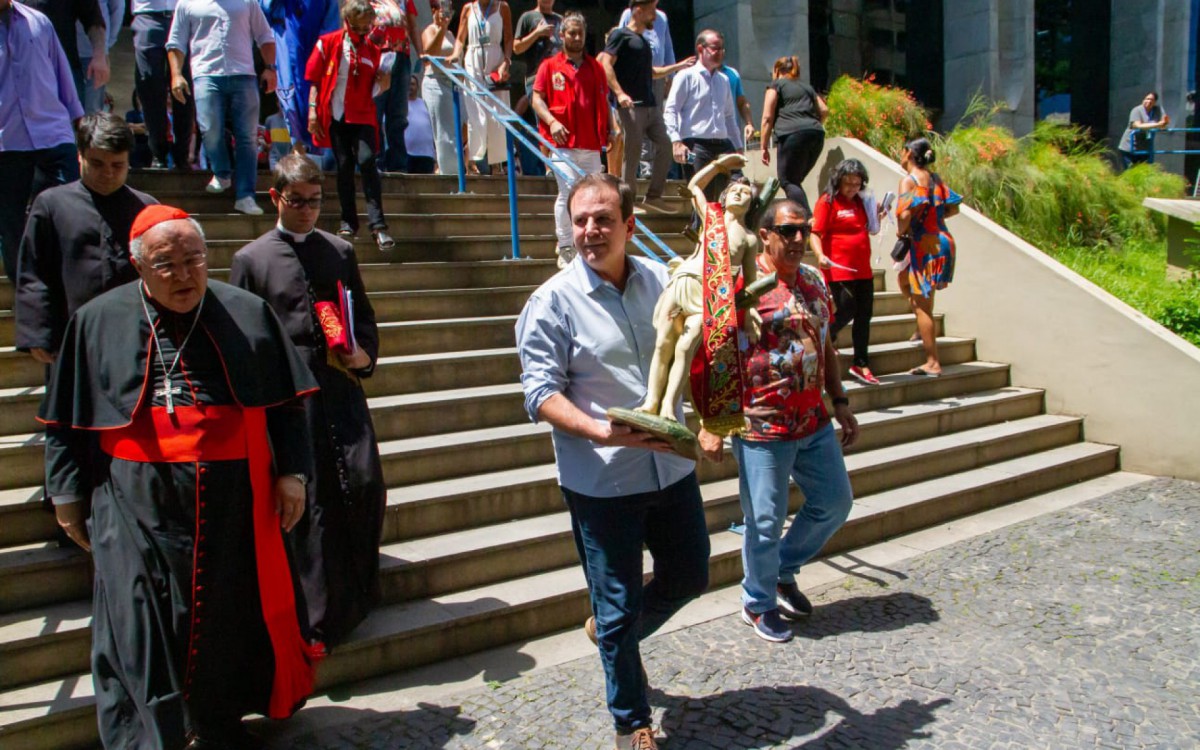Prefeito Eduardo Paes carrega a imagem de São Sebastião na visita pegrenina ao Centro Administrativo São Sebastião (Cass) - Érica Martin / Agência O Dia