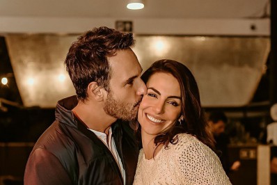 Rodrigo Santoro comemora 35 anos da esposa, Mel Fronckowiak