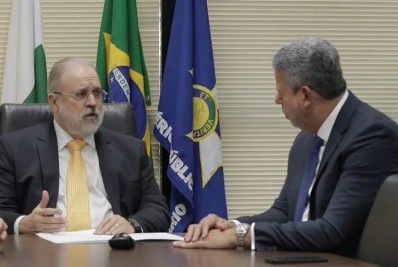 Aras diz a Lira que PGR tem 40 denúncias contra envolvidos em atos terroristas no DF