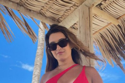 Filha de Fátima Bernardes exibe as curvas em clique de biquíni